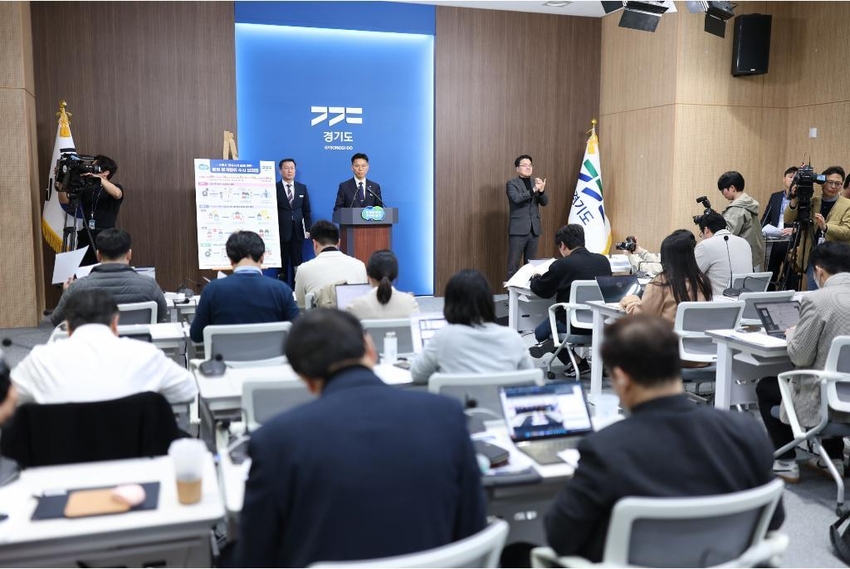 14일 오후 경기도청 브리핑룸에서 이계삼 도시주택 실장과 고중국 토지정보과장이 수원 전세사기 피해 관련 불법 중개행위 수사결과 기자회견을 하고 있다 <경기도 제공>