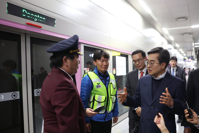 29일 오후 김동연 경기도지사가 GTX A노선 동탄역 지하6층 승강장을 방문해 현장을 확인하고 있다 <경기도 제공>