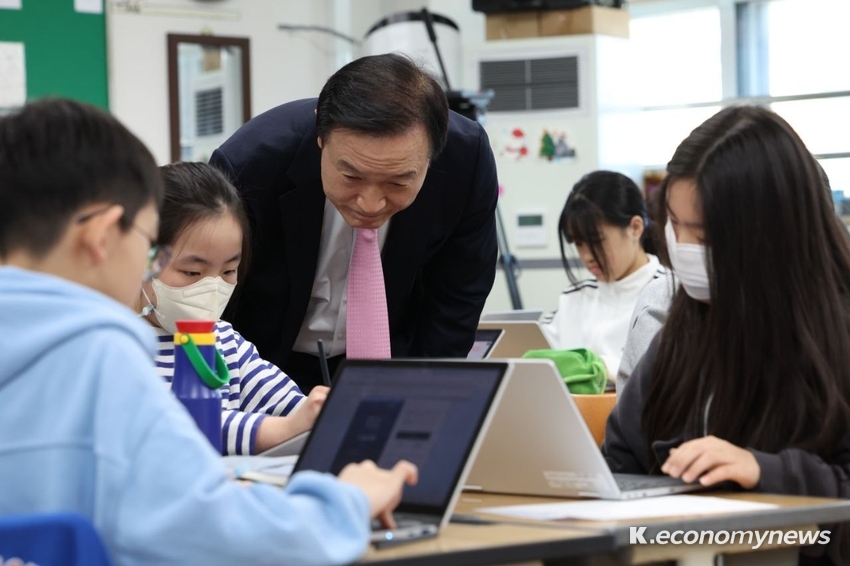 임태희 경기도교육감이 1일 수원 산의초등학교에서 하이러닝을 활용한 수업을 참관하고 있다 <경기도교육청 제공>