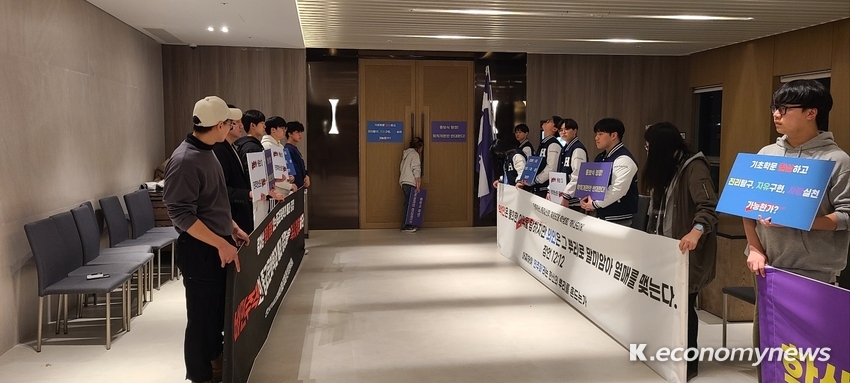 한신대학교 종교문화학과 폐과 저지를 위한 비상대책위원회와 총학생회 간부 등이 한신학원 이사회 현장을 찾아 호소하고 있다 <종문 비대위 제공>