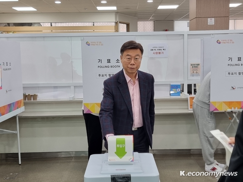 신상진 성남시장이 6일 오전 하대원동행정복지센터에서 제22대 국회의원선거 사전투표에 참여했다<성남시 제공>