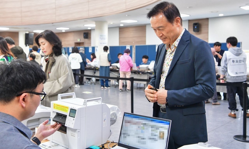 임태희 경기도교육감이 사전투표 첫날 배우자 권혜정 여사와 함께 투표에 참여했다 <경기사진공동취재단 제공>