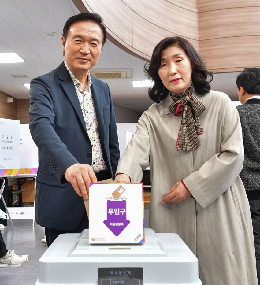임태희 경기도교육감이 사전투표 첫날 배우자 권혜정 여사와 함께 투표에 참여했다 <경기사진공동취재단 제공>
