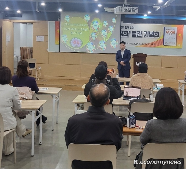이준성 작가가 강연을 하고 있다 <이준성 제공>