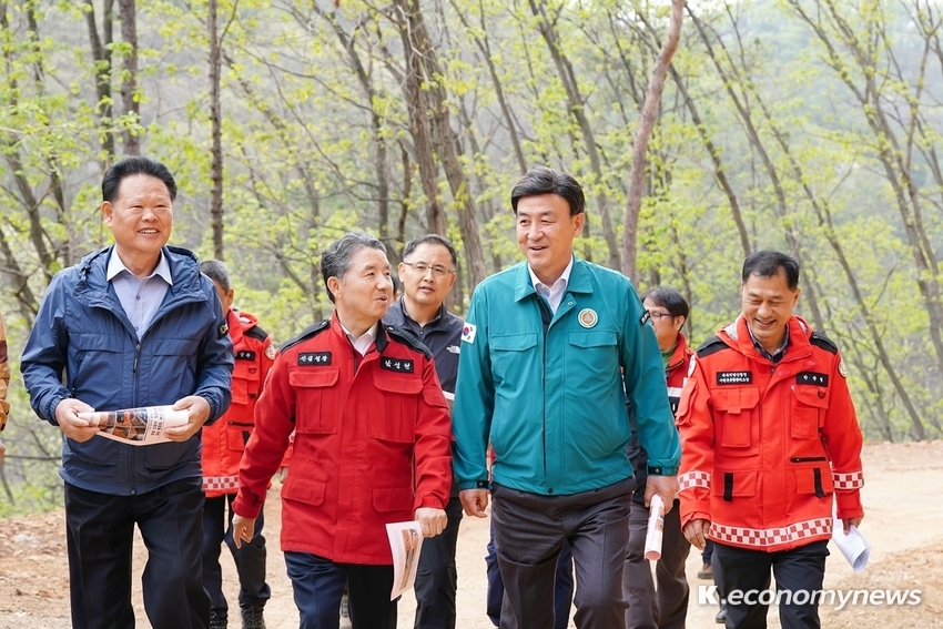 방세환 광주시장과 남성현 산림청장이 함께 광주시에 조성된 산불 진화임도 현장을 점검하고 다양한 임도 활용 방안에 대해 논의했다(앞줄 왼쪽 남성현 산림청장 오른쪽 방세환 광주시장) <광주시 제공>