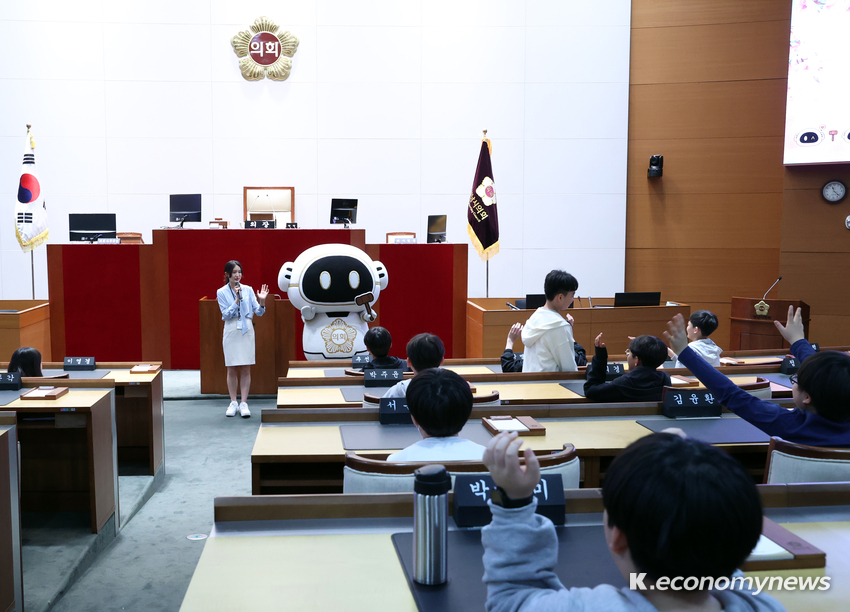 성남시의회 홍보관을 방문한 성남 초림초등학교 6학년 학생 30명이 홍보관을 견학했다<광주시의회 제공>