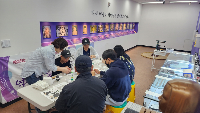 용담 안점순 기억의 방에서 인권수업을 하는 모습 <수원시 제공>
