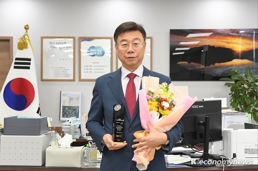 ‘대한민국 창조경영 2024’ 미래혁신도시 부문 수상을 하고 신상진 성남시장이 포즈를 취하고 있다 <성남시 제공>