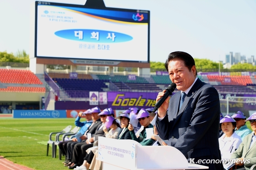 13일 안양종합운동장에서 ‘2024 시장기(배) 종목별 체육대회 통합개회식 및 제70회 경기도체육대회 출정식’에서 최대호 안양시장이 인사말을 하고있다<안양시 제공>