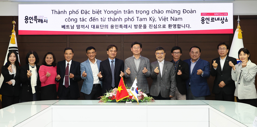 이상일 용인특례시장(가운데)이 15일 베트남 꽝남성 땀끼시 관계자들과 기념촬영을 하고 있다 <용인특례시 제공>