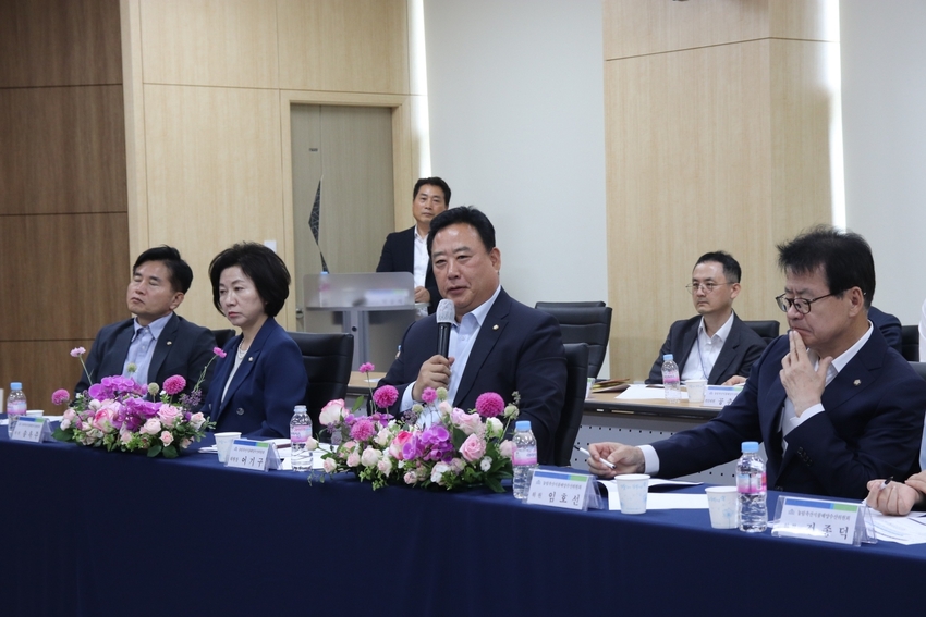 어려움을 겪는 농업인의 애로사항을 청취하고 쌀 수급동향 점검을 통한 쌀값안정화 방안을 모색하는 자리에 어기구의원이 대안을 말하고 있다 <어기구 의원실 제공>