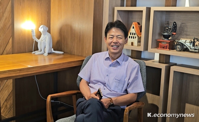 <교차로 횡단보도 신호등 안전표시 전광판>으로 특허를 등록, 연구·개발에 주력하고 있는 (주)애드-텍 한만균 대표 <강소하 기자>