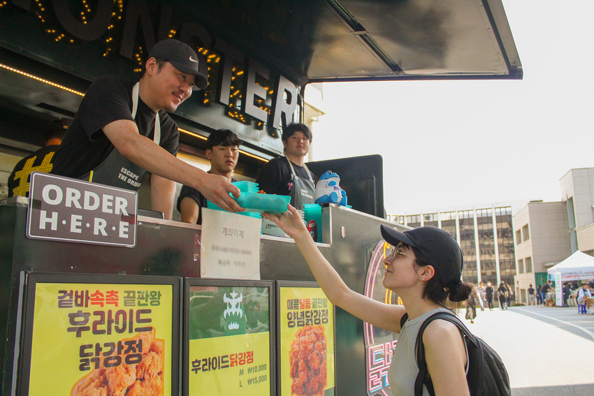 참가자들이 음식부스에서 다회용기로 음식을 받고 사용한 그릇을 지정 장소에 반납하여 제로 웨이스트 캠퍼스 실천했다 <대자연 제공>