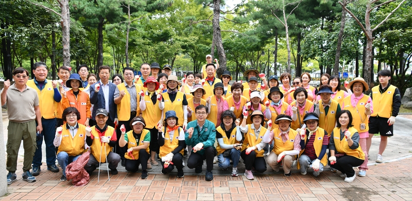 장수석 구청장(앞줄 왼쪽 5번째)과 자원봉사자들이 함께 하고 있다 <수원시 영통구 제공>