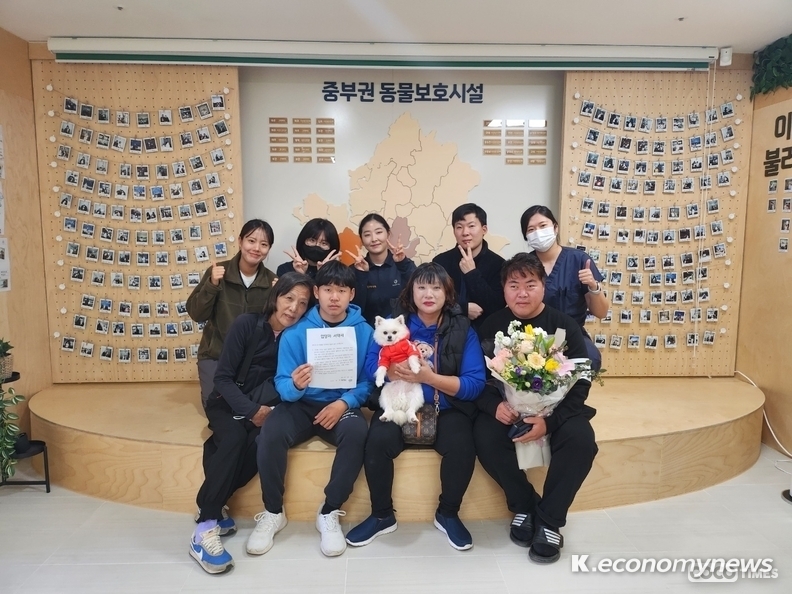 경기도가 운영하는 반려마루 여주가 개관 1주년을 맞아 680번째 입양자와 입양서약 후 축하하는 자리를 가졌다. <경기도청 제공>