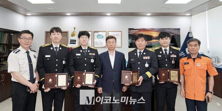 신상진 성남시장(왼쪽에서 네번째)과 홍진영 성남소방서장(맨 왼쪽) 등이 참석한 가운데 유공 소방공무원 표창 수여식이 진행됐다 <성남시 제공>