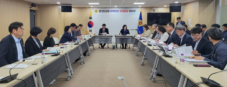 경기도교육청은 2일 경기도의회 의정정책추진단과 2024년도 경기교육 분야 관련 실·국 정책 정담회를 개최했다 <경기도교육청 제공>