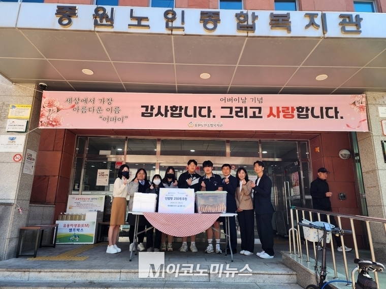 분당아람고등학교 2학년 베이커리경영과 학생들이 어버이날을 맞아 직접 만든 단팥빵 250인분을 중원 노인종합복지관에 전달했다 <성남교육지원청 제공>