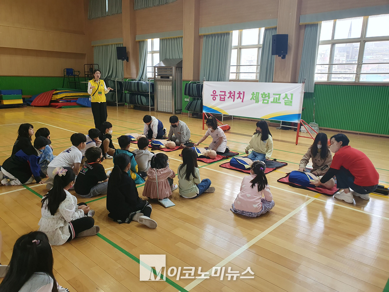 성남시가 재난·사고 발생 시 어린이의 대응능력을 함양하기 위해 관내 71개 초등학교를 찾아가 ‘어린이 안전체험캠프’를 운영하고 있다 <성남시 제공>