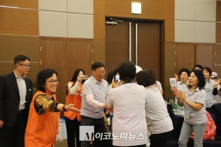 자원봉사자들과 함께 어울리는 신상진 성남시장 <성남시 제공>