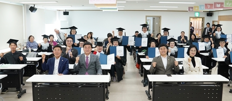 제3기 광주시 지속가능발전대학 수료식에서 방세환 광주시장을 비롯해 소병훈 국회의원, 주임록 시의회 의장, 구평회 NH농협은행 광주시지부장이 참석해 교육생들의 수료를 축하하며 단체사진을 찍었다 <광주시 제공>