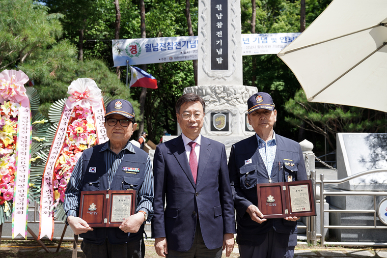 신상진 성남시장이 월남전 참전 유공자와 기념촬영을 했다 <성남시 제공>