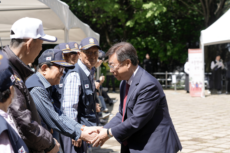 신상진 성남시장이 ‘제26주년 월남전참전기념탑 건립 기념행사’에 참석, 유공자들과 인사를 나누고 있다 <성남시 제공>