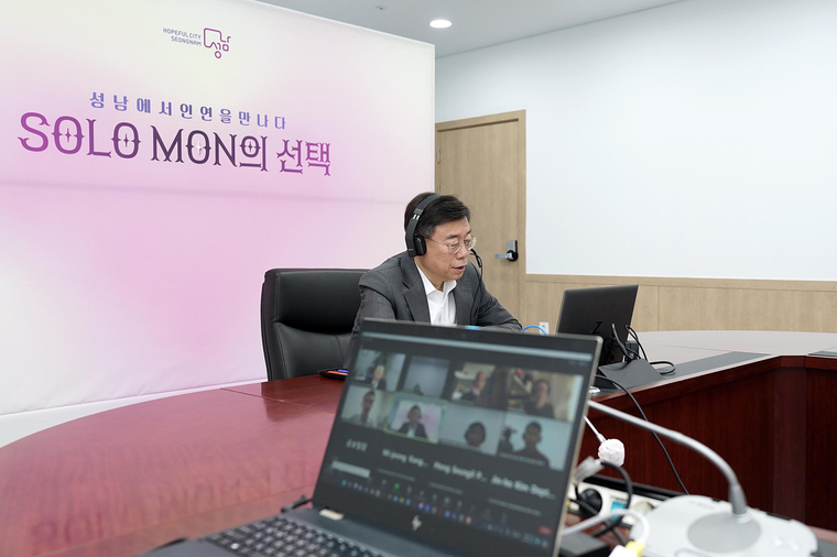 보스턴글로브와 인터뷰하는 신상진 성남시장 <성남시 제공>