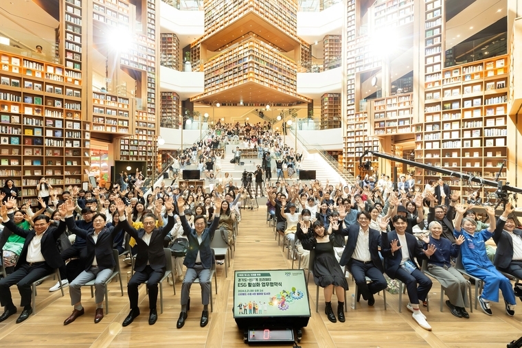 21일 오후 스타필드 수원 4층 별마당도서관에서 열린 경기도-신세계 프라퍼티 ESG 활성화 업무협약식에서 김동연 경기도지사와 임영록 대표이사(신세계 프라퍼티)가 행사에 참석한 도민들과 기념촬영을 하고 있다 <경기도 제공>