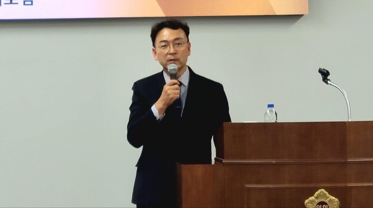 백만성남시대포럼 창립식에 인삿말 하는 백왕순 김대중재단 성남시지회장 <김대중재단성남시지회 제공>