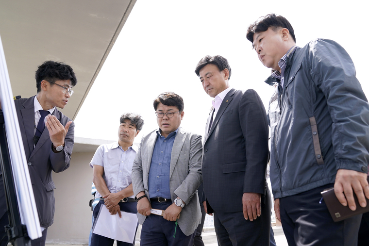 27일 광주역세권 2단계 도시개발사업 대상지를 방문한 김동구 한강유역환경청장과 방세환 광주시장이 브리핑을 받고있다 <광주시 제공>