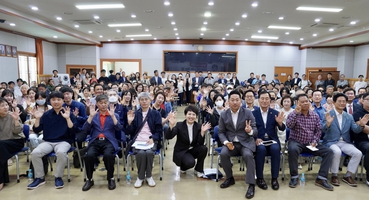 김은혜 국회의원 당선인이 분당 재건축 토론회에 참석한 분당 주민들과 기념촬영을 했다 <김은혜사무실 제공>