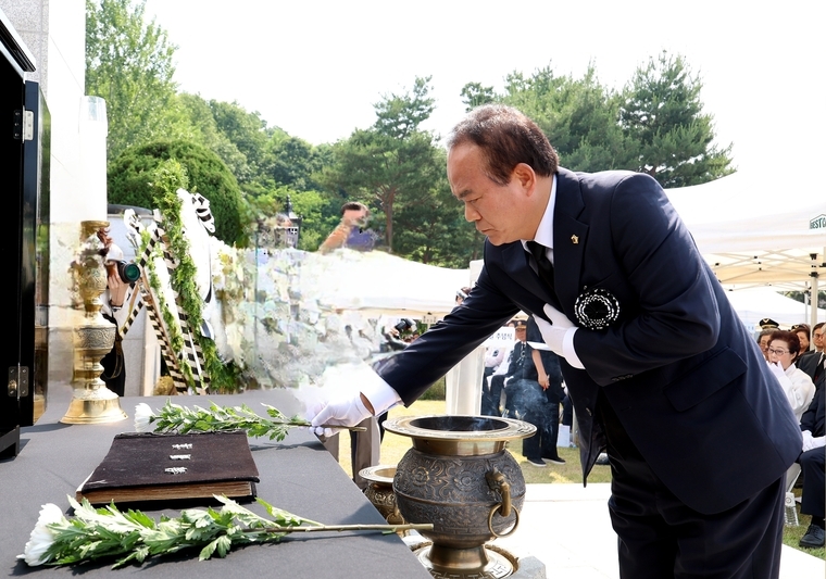 성남시의회 이덕수의장이 현충일을 맞아 수정구 태평동에 위치한 현충탑을 방문하여 참배했다 <성남시의회 제공>