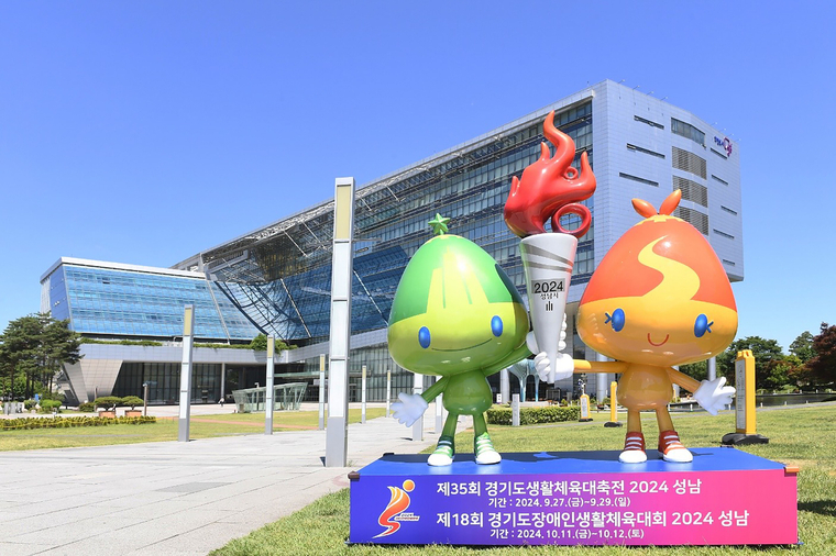 성남시 마스코트인 새남이(연두색)와 새롱이(주황색)가 대회 횃불을 들고 있는 모습 <성남시 제공>