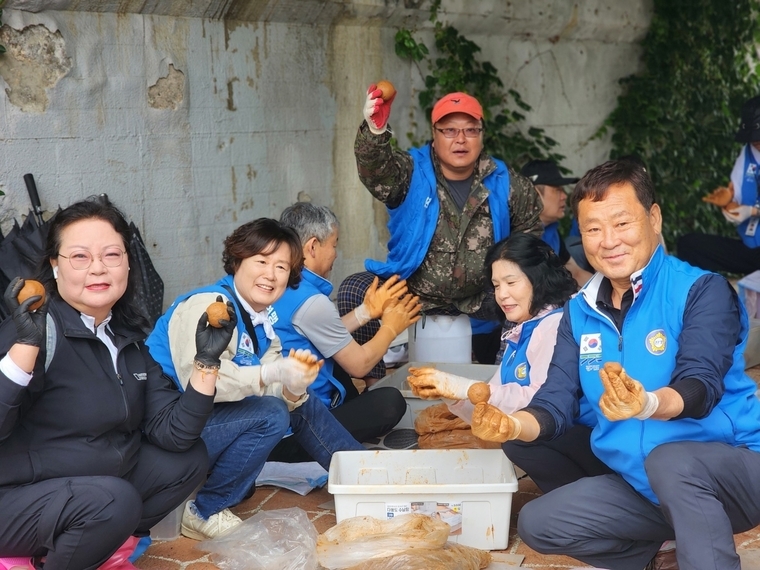 EM흙공을 만드는 대한환경총연맹 회원들 <대한환경총연맹 제공>