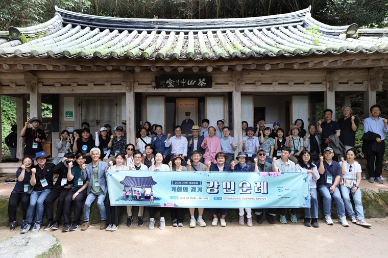 김동연 경기도지사가 ‘2024 신(新) 경세유표 기회의 경기, 강진순례’ 사업 참가자들과 다산초당에서 기념촬영을 했다 <경기문화재단 제공>
