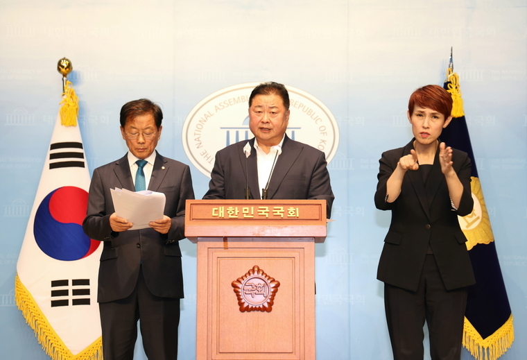 20일 김경일 파주시장과 윤후덕 국회의원이 국회에서 "다시 평화와 협력의 길로 돌아가자"며 대북전단 살포 중단 촉구 기자회견을 했다 <파주시 제공>