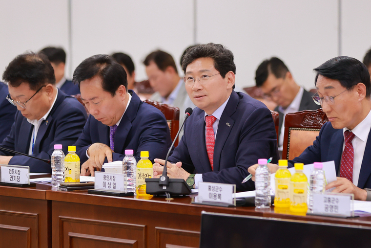 이상일 용인특례시장이 지난달 22일 열린 제6차 국가산단 범정부 추진지원단 회의에서 의견을 말하고 있다 <용인특례시청 제공>