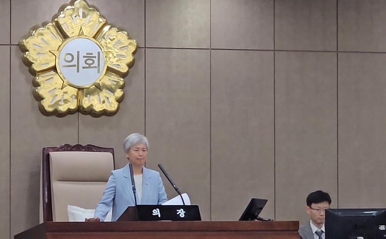 윤경선(진보당) 의장 대행이 의결 정족수 부족으로 제12대 후반기 의장 선거의 건을 의결할 수 없다며 정회를 선포하고 있다 <강소하 기자>