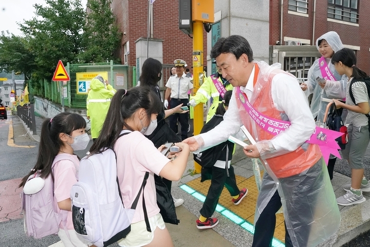 교통안전 문구가 새겨진 홍보 물품을 학생들에게 나눠주는 방세환 광주시장 <광주시 제공>