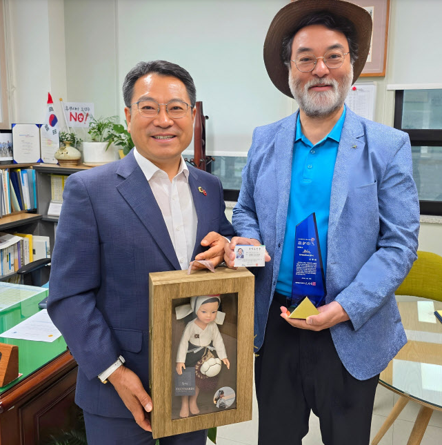 안종배 국제미래학회장이 2024년 제주특별자치도 명예도민으로 선정, 지난 19일 송창권 제주특별자치도의회 도시환경위원(12대 전반기 의장, 사진 왼쪽)으로부터 명예도민증을 받았다 <국제미래학회 제공>