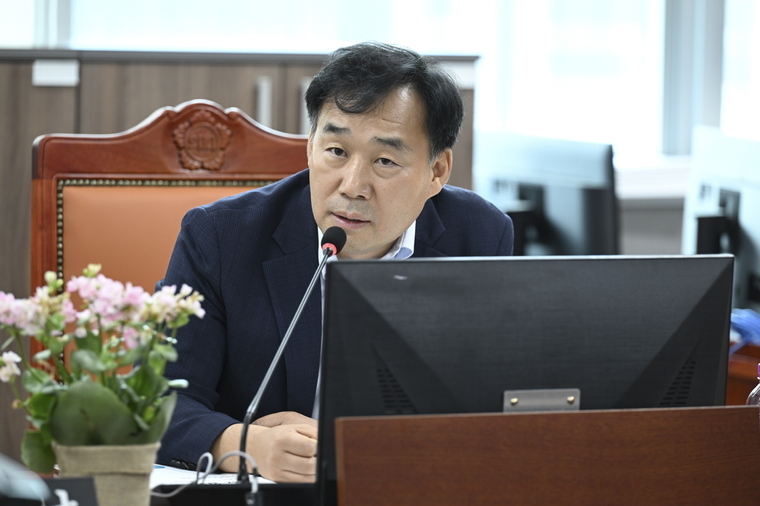 윤종영 경기도의원(국민의힘, 연천)이 지난 25일 경기도의회 농정해양위원회 회의실에서 진행된 제376회 임시회 제2차 회의 축산동물복지국 업무보고 자리에서 질의를 하고 있는 모습 <경기도의회 제공> 
