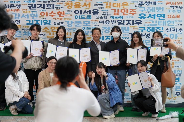 수원시청소년청년재단 이병규 이사장(뒷줄 오른쪽에서 네 번째)이 청년네트워크 위촉 단원들과 기념촬영을 하고 있다 <수원특례시 제공>
