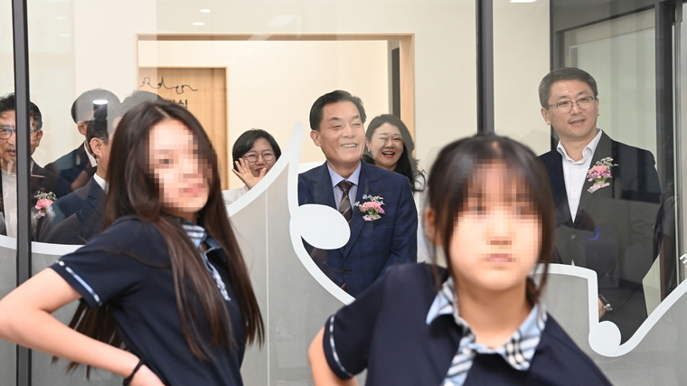 지난 7월 18일 음악창작공간 ‘뮤트’ 개관식에서 이재준 수원시장을 비롯한 관계자들이 청소년들의 댄스 연습 장면을 보고 있다 <수원특례시 제공>
