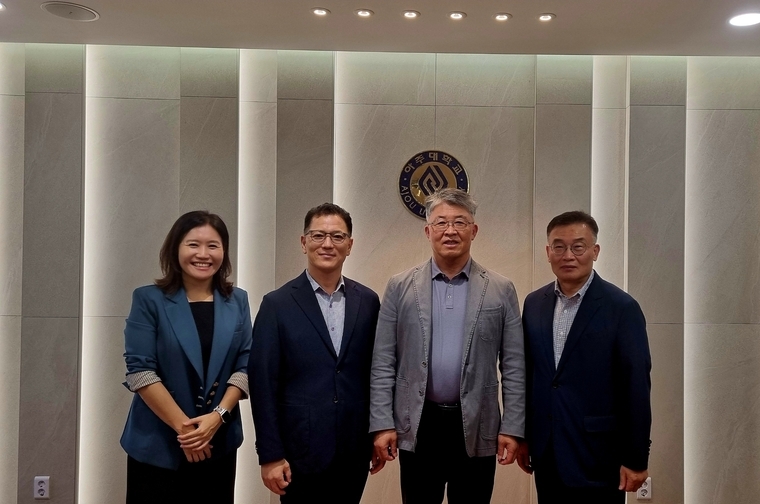 최기주 아주대학교 총장과 2025 수원 ITS 아태총회조직위원회 관계자들이 위촉장 수여 후 기념 사진을 촬영하고 있다 <수원특례시 제공>
