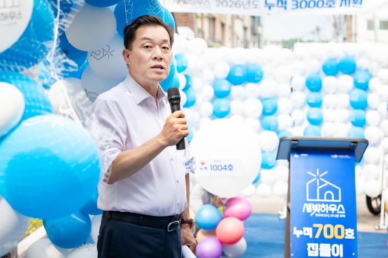 이재준 수원시장이 5일 700번째 ‘새빛하우스’ 집들이에 참석, 감사 및 축하 인사를 전했다 <수원특례시청 제공>