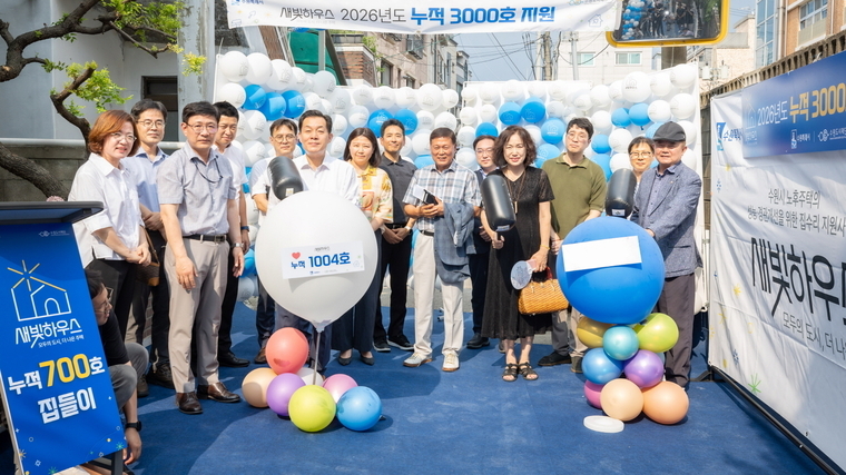 이재준 수원특례시장이 5일 700번째 ‘새빛하우스’ 집들이에 참석, 감사 및 축하 인사를 전했다 <수원특례시청 제공>