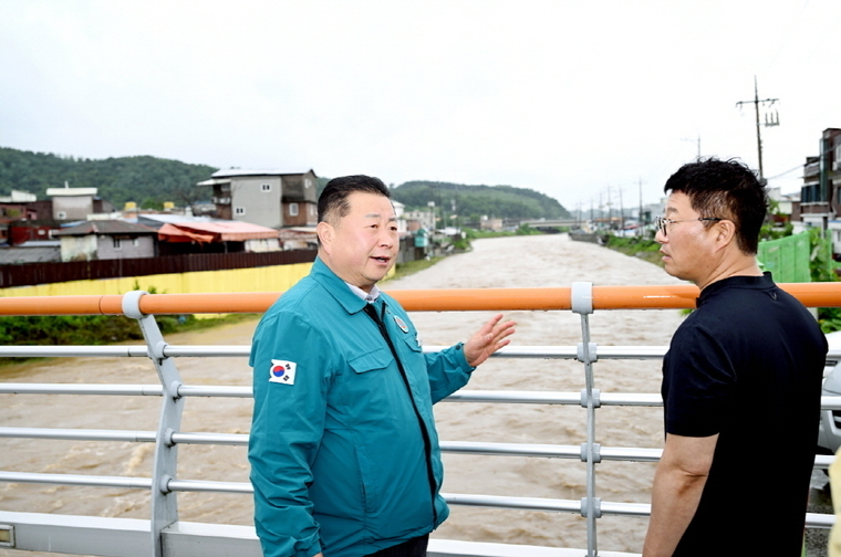 지난달 17일 호우피해 현장 점검에 나선 김경일 파주시장 <파주시 제공>