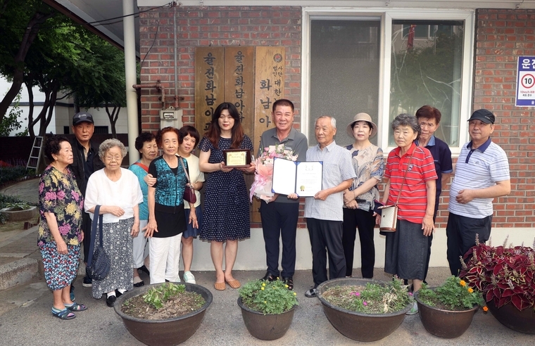 유재광의원(사진 우측에서 6번째)이 감사패를 전달받고 시민들과 함께 한 모습 <사진제공/율전화남아파트 입주자대표>