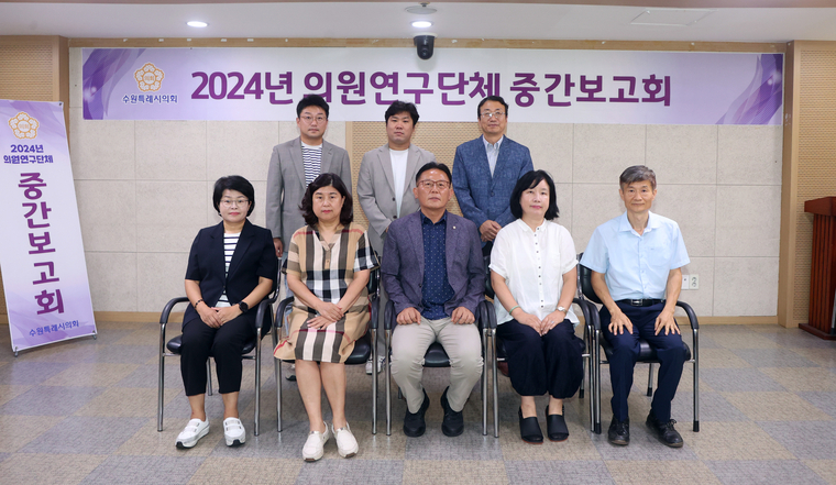 채명기 대표의원(사진 앞줄 중앙)과 조미옥의원(사진 앞줄 좌 2번째), 김경례의원(사진 앞줄 좌 1번째)과 관계자들이 함께 하고 있다 <수원특례의회 제공>